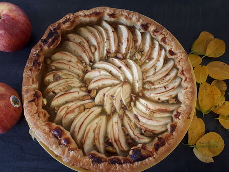 RECIPE MAIN IMAGE Tarte pommes et rhubarbe