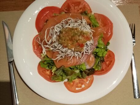 RECIPE MAIN IMAGE Salade de tomates aux gulas et saumon fumé