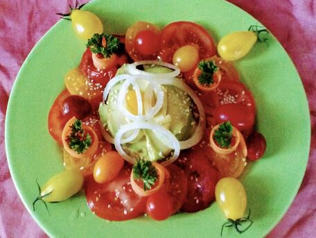 RECIPE MAIN IMAGE Salade tomates, avocats et miel d'acacia