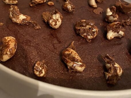 RECIPE MAIN IMAGE Mousse au chocolat  sans sucre et noix de cajoux caramelisées 