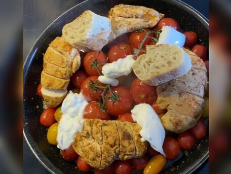 RECIPE MAIN IMAGE Filet de poulet, tomates cerises, burrata 