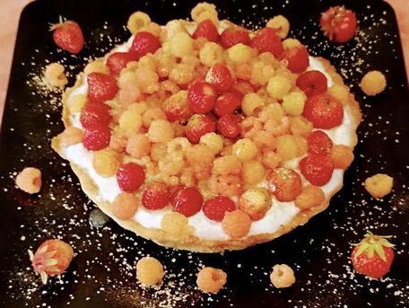RECIPE MAIN IMAGE Tarte fraises framboises jaune sur lit de mascarpone