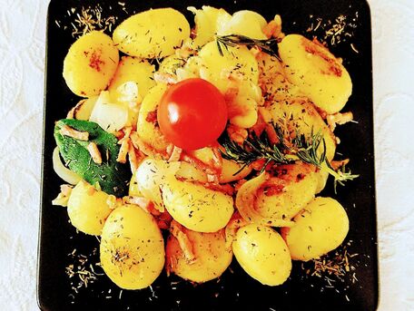 RECIPE MAIN IMAGE Pommes de terre rissolées aux lardons, oignon s et épices