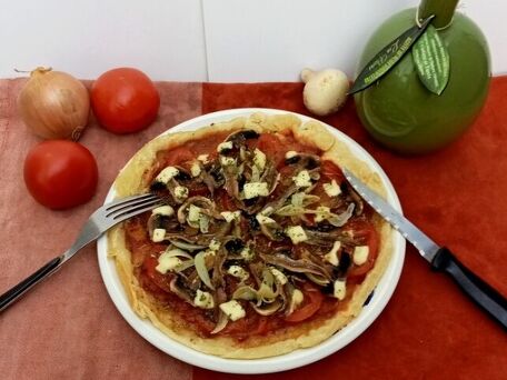 RECIPE MAIN IMAGE Pizza-tarte tomates champignons sirop d\'érable.  