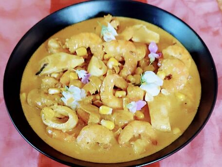 RECIPE MAIN IMAGE Curry de crevettes et calamar au lait de coco
