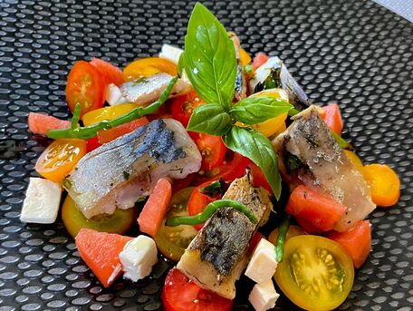RECIPE MAIN IMAGE Salade estivale de Tomates et Maquereau à l\'Huile de Basilic
