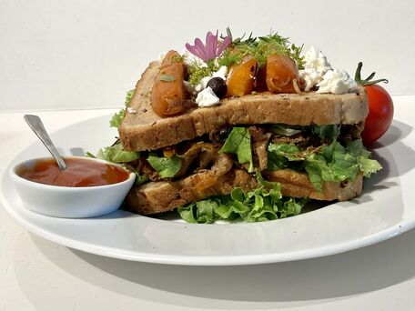 RECIPE MAIN IMAGE Sandwich pour ado. affamées, façon  « club gourmand »