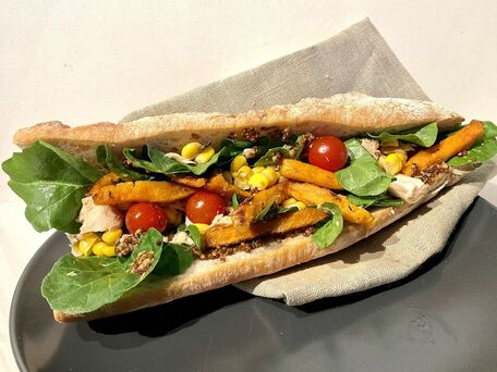 RECIPE MAIN IMAGE Sandwich Thon-maïs C’est bon comme là-bas… (StreetFood emblématique  île de la Réunion)