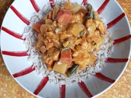 RECIPE MAIN IMAGE Curry de poulet coco, légumes et épices.