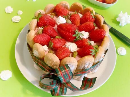 RECIPE MAIN IMAGE Charlotte fraises, framboises et pistache