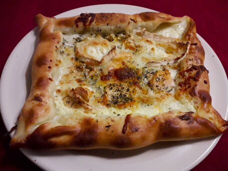 RECIPE MAIN IMAGE Pizza saumon/chèvre avec les bords fourrés à la mozzarella
