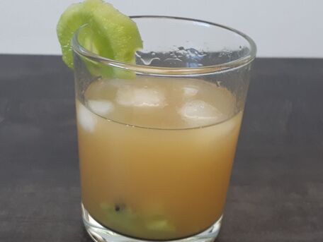 RECIPE MAIN IMAGE Cocktail au kiwi-citron vert