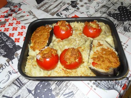 RECIPE MAIN IMAGE Tomates & Aubergines farcies sur lit de riz