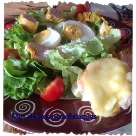 RECIPE MAIN IMAGE Salade au poulet curcuma, tomates cerises, et son toast grillé au pavé d'affinois 
