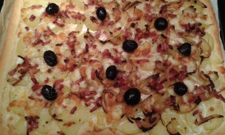 RECIPE MAIN IMAGE Pizza pommes de terre lardons oignons