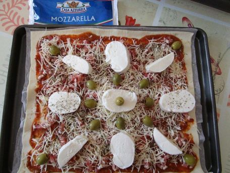 RECIPE MAIN IMAGE Pizza rectangulaire aux lardons et mozzarella Casa Azzurra