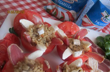 RECIPE MAIN IMAGE Tomates gourmandes au risotto, jambon de pays et mozzarella 