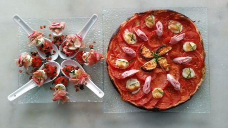 RECIPE MAIN IMAGE Tarte tomate/mozzarella et ses mini brochettes 
