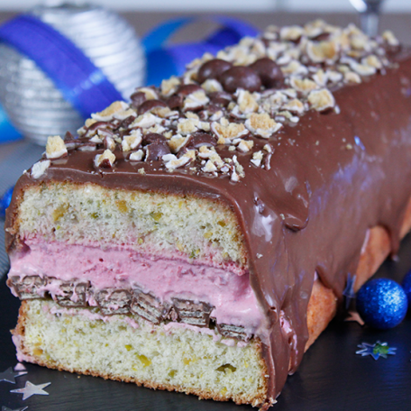 RECIPE MAIN IMAGE Bûche biscuit pistache glace griottes, chocolat praliné et Kitkat 