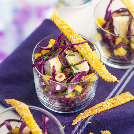 RECIPE MAIN IMAGE Salade de chou rouge, mangue, raisins, noisettes et mini caprice