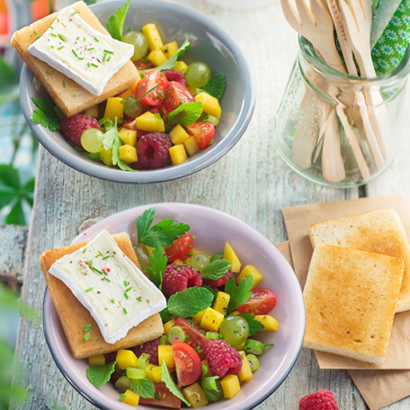 RECIPE MAIN IMAGE Salade tomates cerise, mangue, framboise, herbes et toast Caprice des Dieux