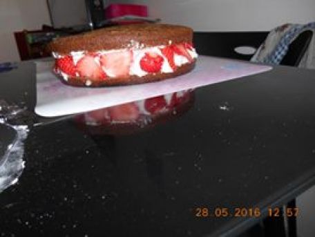 RECIPE MAIN IMAGE Gâteau a la mousse de fraise et fraise couper
