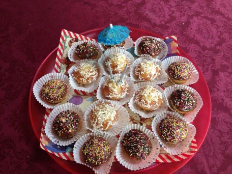 RECIPE MAIN IMAGE Cupcakes à la noix de coco  et  nappage chocolat