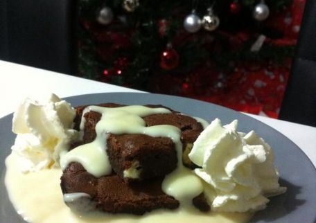 RECIPE MAIN IMAGE Brownie DE NOËL au chocolat au lait et chocolat blanc