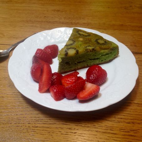 RECIPE MAIN IMAGE Gâteau renservé aux kiwis caramélisés et sa salade de fraise au jus de citron