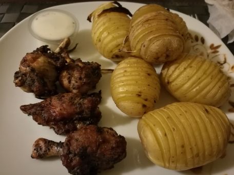 RECIPE MAIN IMAGE Pommes de terre suédoises et pilons de poulet au poivre