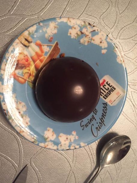 RECIPE MAIN IMAGE Dôme chocolat : coques chocolat mousse chocolat sur lit de spéculoos