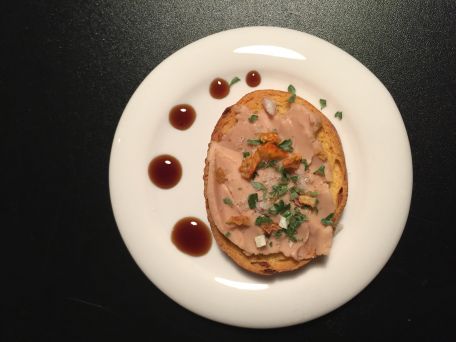 RECIPE MAIN IMAGE Toast au foie gras et réduction de vinaigre balsamique