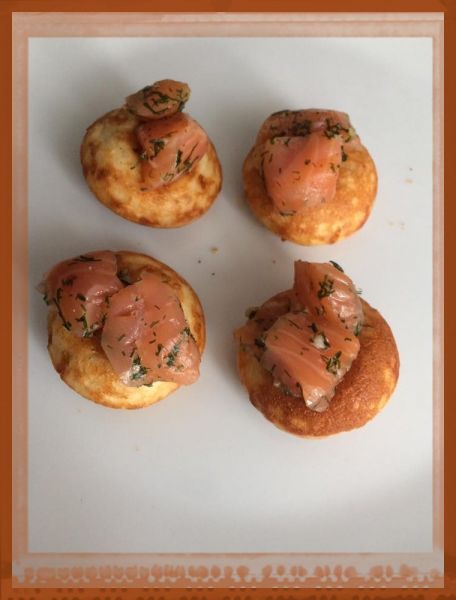 RECIPE MAIN IMAGE Mini pancakes salé aux dés de saumon citron et aneth