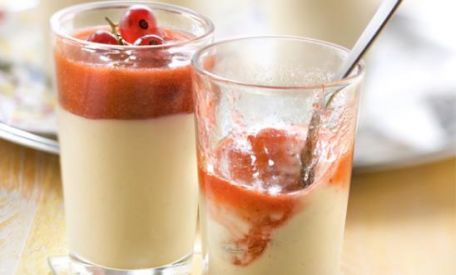 RECIPE MAIN IMAGE Verrines de crème vanillée Alsa® aux groseilles et coulis de fraises