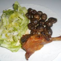 manchons de canards , pommes de terre grenaille à Huile d'olive aromatisée au basilic