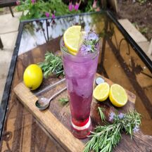 Cocktail floral avec spritz sans alcool