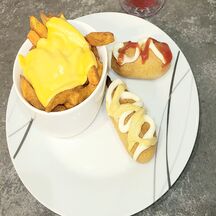 Hot dog en sucettes et frites de patates douces au cheddar