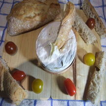 Camembert au four, tomate et pain