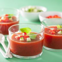 Soupe glacée de tomates, glaçons de concombre