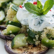 Salade de quinoa aux aubergines grillées, au yaourt à la grecque et à la menthe fraîche