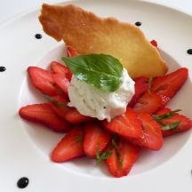 Carpaccio de fraises au basilic, glace au yaourt et velours de vinaigre balsamique