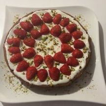 Gâteau aux fraises, chantilly et chocolat