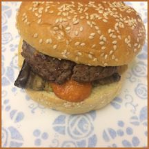 Burger aubergine chèvre et sauce poivron chorizo