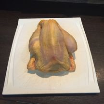 Découpe de poulet cru et recette bouillon de volaille