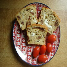 Cake au chèvre, tomates séchées et olives