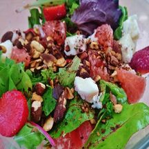 Salade sucrée-salée : salade verte feta, fraises, pomelo et amandes