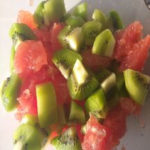 Salade de fruits pamplemousse et kiwis