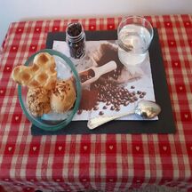 Crème glacée  express maison au café et pépites de chocolat 