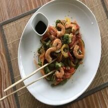 Légumes aux wok et gambas sautées 