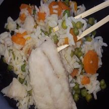 Riz aux légumes avec son poisson